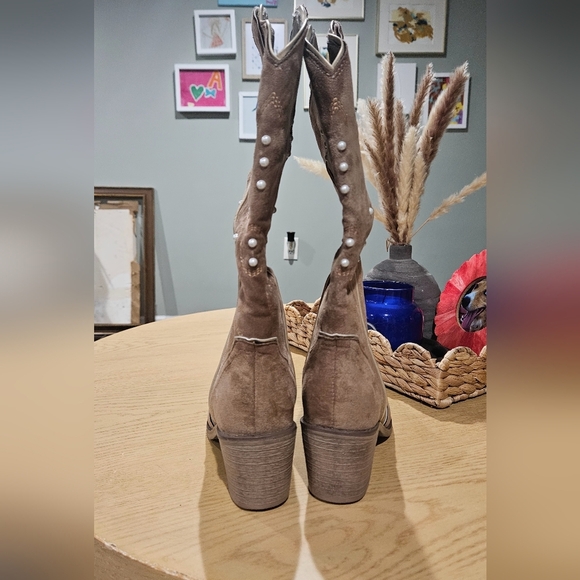 PIERRE DUMAS Faux Suede Tall Heeled Cowboy Boots. Taupe Brown/pearl Accents. 7.5 - Picture 12 of 16